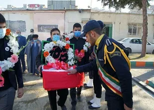 بیرق بارگاه ملکوتی امام حسین (ع) میهمان مددجویان زندان مرکزی سنندج شد