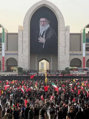 &nbsp;سیل دلدادگان در بدرقه رهبر شهید