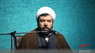 برخی&zwnj;ها خودشان را ملاک انقلابی بودن می&zwnj;دانند، اگر با آن&zwnj;ها باشی انقلابی هستی و گر نه ضد انقلابی