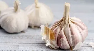 ۸ خاصیت شگفت&zwnj;انگیز روغن سیر برای مو