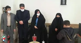 هدیه مادر شهید شهریاری به ۱۲ دانش&zwnj;آموز زنجانی