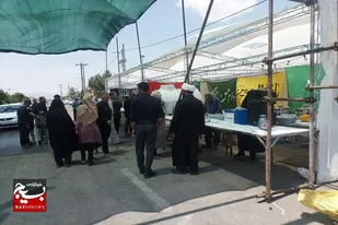خدمت&zwnj;رسانی بسیجیان به زائرین اربعین حسینی در موکب علی بن موسی الرضا (ع) شهر زنگنه