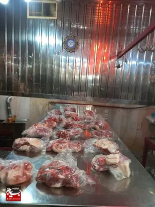 تقدیم۱2۰ بسته گوشت گرم و مرغ به نیازمندان
