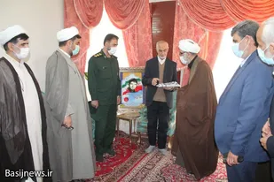 دیدار جمعی از مسئولان استان همدان با خانواده شهدای روحانی