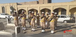 غبارروبی مزار شهدا توسط رزمندگان لشکر 17 علی بن ابیطالب(ع)