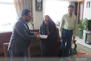 دیدار مسئول نمایندگی و فرمانده ناحیه امام حسین (ع)  با خانواده شهید طلبه