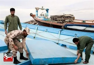 توقیف شناور صیادی غیرمجاز حامل گازوئیل قاچاق در لنگرگاه گناوه