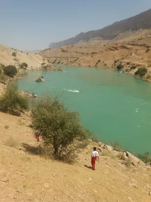 تلاش نجاتگران هلال&zwnj;احمر مسجدسلیمان برای یافتن جوان غرق شده در رودخانه کارون