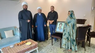 دیدار مسئول دفتر نمایندگی ولی فقیه در ناحیه مقاومت بسیج آبادان با خانواده شهید معلم