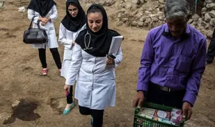 ارائه خدمات پزشکی رایگان توسط یک نهاد مولود انقلاب/ پزشکان بسیجی ناجی جان بیماران بی&zwnj;بضاعت