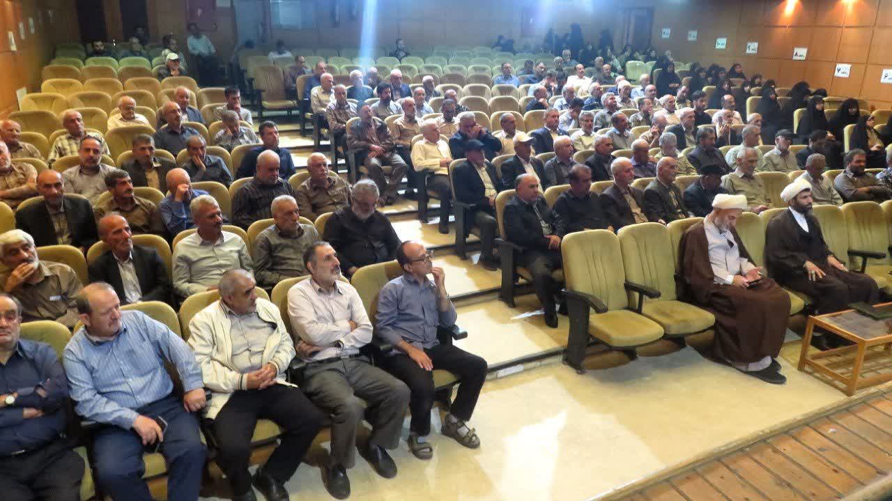 ملت ایران با تکیه بر هویت ملی و دینی در برابر فشارها ایستادگی کرد