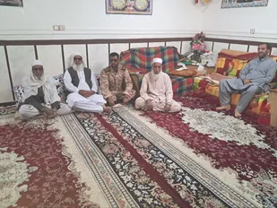 دیدار فرمانده حوزه بسیج عشایری خاتم&zwnj;الانبیاء با امام جمعه روستای کوشه به مناسبت هفته دفاع مقدس