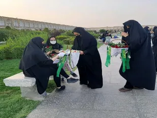 اهدا بسته های شهدایی در مکان&zwnj; عمومی