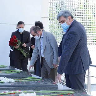 ادای احترام شهردار تهران به مقام شامخ شهدا