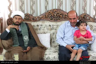 حضور خدام امام مهربانی&zwnj;ها در بیت طفل نابینای شفا یافته