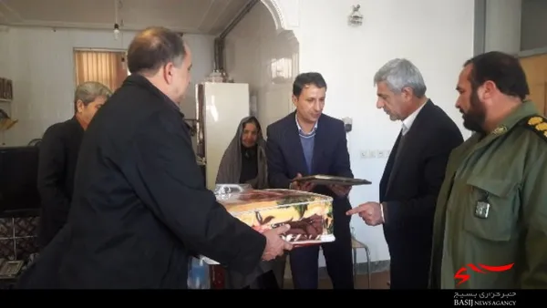 مسئولین شهرستان سامان با خانواده شهید سهراب شریعتی دیدار کردند./ عکس: پریسا رمضانی
