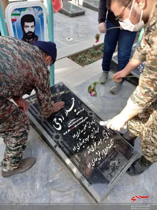 غبار روبی مزار شهدا به مناسبت دهه فجر درشهرستان نجف آباد