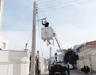 عملیات تعمیرات و بهینه سازی شبکه وتاسیسات توزیع برق در شهرستان شاهرود