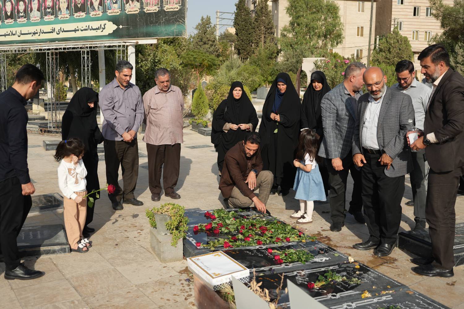 دیدار بسیجیان بنیاد مستضعفان با خانواده شهید والامقام «*عوض علی ضیائی*» و تشرف به مزار این شهید بزرگوار دیدار بسیجیان بنیاد مستضعفان با خانواده شهید والامقام «*عوض علی ضیائی*» و تشرف به مزار این شهید بزرگوار