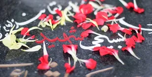 غبار روبی مزار شهدا توسط سربازان لشکر پنج نصر همزمان با ایام عملیات بیت المقدس