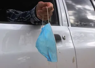 بیرون انداختن ماسک از خودرو ۳۰ هزار تومان جریمه دارد