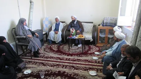 خانواده معظم شهدا حق بزرگی برانقلاب اسلامی دارندوباید شان ومنزلت آنها حفظ شود