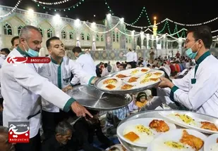 توزیع هزار و ۵۰۰ ژتون غذای متبرک بین زائران نوروزی در حوالی حرم مطهر رضوی