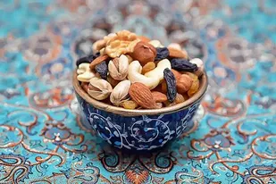 ۱۰۰ بسته معیشتی شب یلدا بین خانواده&zwnj;های نیازمند دوراهک توزیع شد