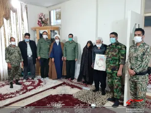 دیدار فرمانده سپاه ناحیه نطنز با خانواده شهید حبیب الله سلمان طرقی