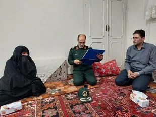 فرمانده سپاه عاشورا با خانواده شهید علی داوری دیدار کرد