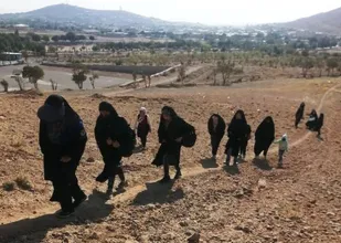 صعود خواهران بسیجی بن به ارتفاعات گرداب