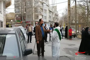 اهدای گل توسط بسیجیان همدانی به مدافعان سلامت