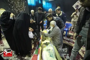 لحظه دیدار مادر شهید محسن اسماعیلی بعد از 40 سال چشم انتظاری