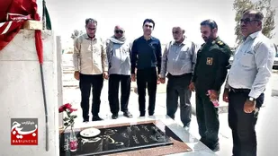 عطرافشانی مزار شهید والامقام ایاز افضلی در روستای کوت مهنا هندیجان