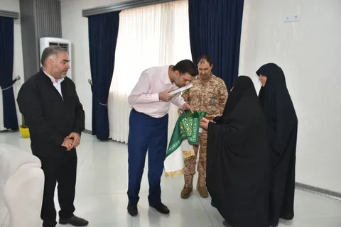 اهدای پرچم جلسات خانگی قرآن به خانواده شهیده سمانه گودرزی