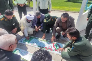 غبارروبی مزار مطهر شهدای گمنام شهر دمق به مناسبت هفته دفاع مقدس