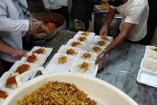 پخت ١٠٠٠ پرس غذا به همت سپاه ناحیه و قرارگاه حضرت ولیعصر(عج) در شهرستان