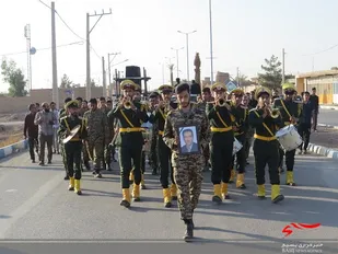 وداع رزمندگان لشکر ۱۴امام حسین(ع) با پیکر مرحوم شادروان حسین ظهیری