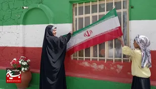 پرچم ایران دردستان مادران قهرمان&nbsp;