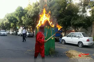 مراسم نمادین به آتش کشیدن خیمه&zwnj;ها در همدان