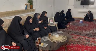 تأکید مسئول بسیج جامعه زنان سپاه لرستان بر تداوم راه شهدا در دیدار با خانواده شهیده زینب پاپی