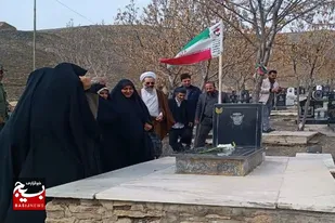 غبارروبی مزار شهدای شهر ازندریان به مناسبت دهه فجر