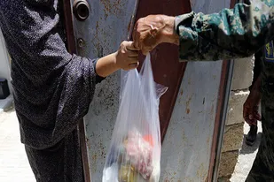 فرصت بندگی با دست گیری از نیازمندان /مشارکت گلستانی ها در اطعام دهی ماه رمضان