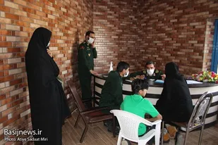 فرمانده تیپ نیروهای مخصوص 110 سلمان فارسی 347 بسته معیشتی به مردم اهدا کرد