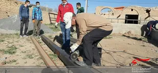 نصب اسکلت توسط گروه جهادی واکن پارس در روستای داود اباد