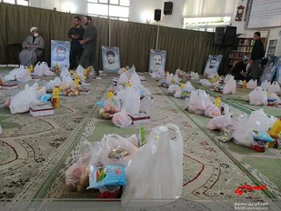 اهدای ۳۰۰ بسته معیشتی شب یلدا به نیازمندان