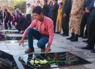 عطرافشانی قبور شهدای لردگان