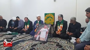 خادمین حرم رضوی با خانواده شهید مهدی کریمی دیدار کردند
