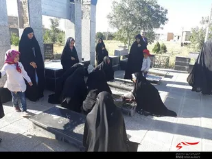 غبارروبی و عطرافشانی مزار شهدای روستای آبرومند