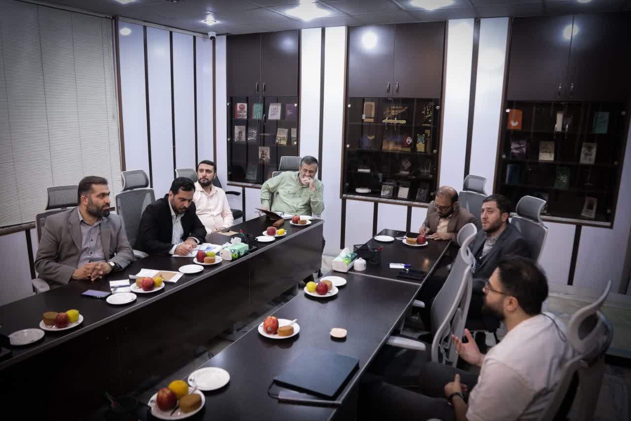 سردار آتانی از نمایشگاه «سرخ مثل آسمان» بازدید کرد